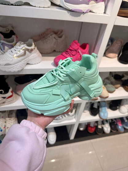 Sneakers green
